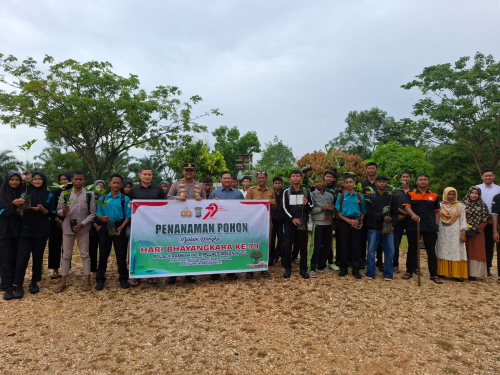 Sambut HUT Bhayangkara Ke-79, Polres Rohul Gencarkan  Penghijauan Massal