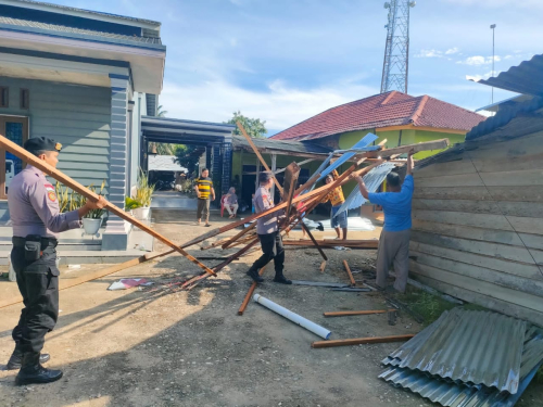 Polisi dan Warga Bersatu Bantu Korban Angin Kencang di Kepenuhan, Puluhan Rumah Rusak