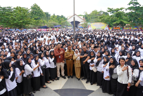 Bupati Kampar Serahkan SK PPPK Tahap II dan Paruh Waktu kepada 2.946 Pegawai