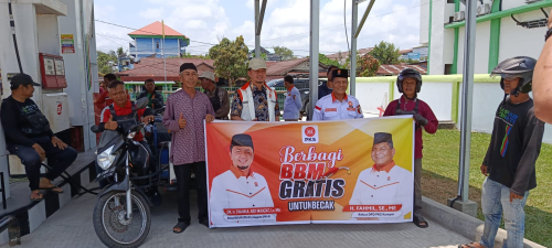 Aksi Nyata Ramadhan: Fahmil dan Syahrul Aidi Bagikan BBM Gratis untuk Pengemudi Becak
