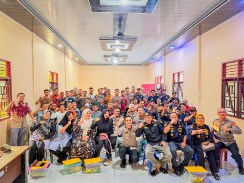 Kapolres Rokan Hulu Salurkan Bansos dan Beri Penghargaan kepada Warga Kepenuhan Barat