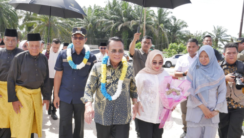 Bupati Rohil Salurkan Bansos di Rantau Kopar, Tegaskan Perang Total Melawan Narkoba