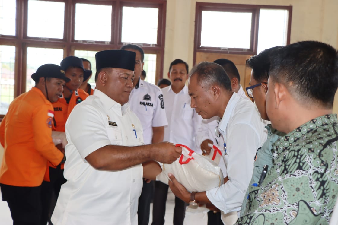 Pj Sekda Yusri Serahkan Bantuan 11,2 Ton Beras Untuk Masyarakat Terdampak Banjir di 2 Kecamatan