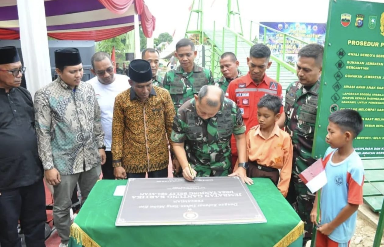 Danyonif 132/Bima Sakti Mendampingi Danrem 031/WB Pada Peresmian Jembatan Gantung Perintis Kartik