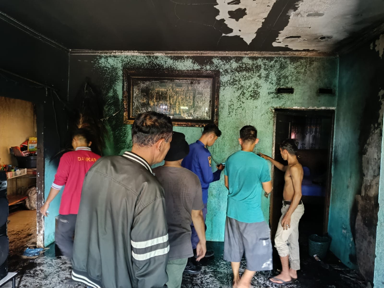 Personel Damkar Padamkan Api yang Membakar Satu Unit Rumah di Perumahan Gaza Al Hadi Kubang Raya