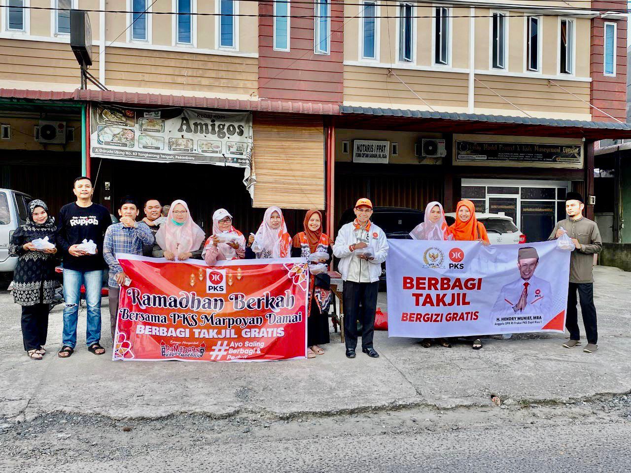 Hendry Munief Berbagi Takjil hingga Sahur Bersama di Kota Pekanbaru