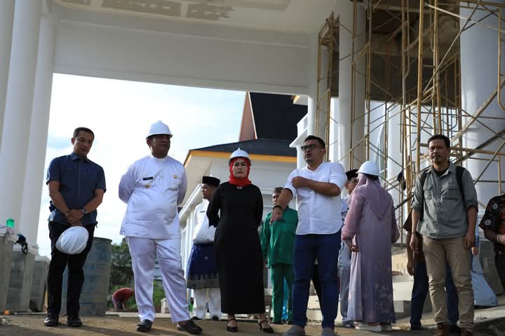 Bupati Anton Didampingi Hj. Sumiartini Tinjau Progres Pembangunan Gedung Baru DPRD