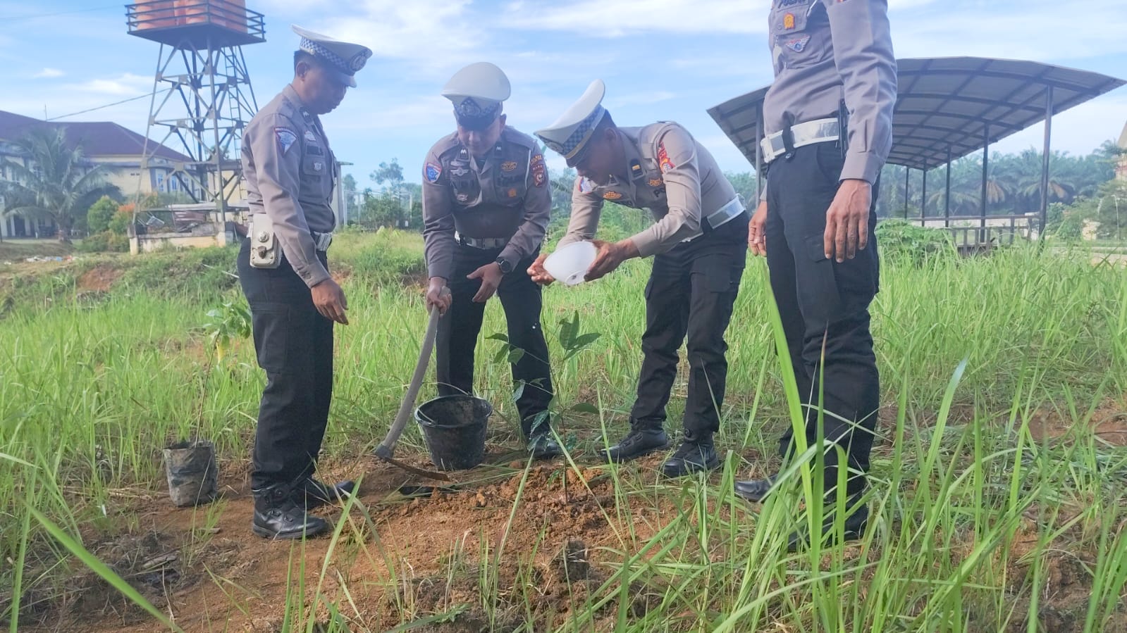 Sat Lantas Polres Rohul Laksanakan Penanaman Pohon, Dukung Program Penghijauan Kapolda Riau