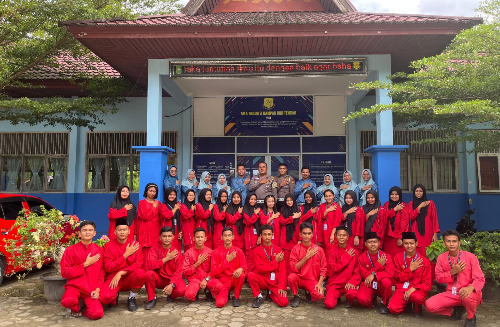 Satlantas Polres Kampar Edukasi Siswa SMAN 2 Kampar Kiri Tengah soal Tertib Lalu Lintas, Bagikan Helm SNI
