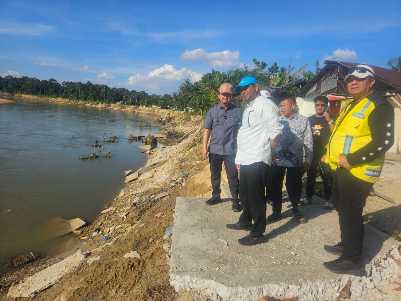 Syahrul Aidi Tinjau 11 Titik Rawan Longsor di Sepanjang Sungai Kampar
