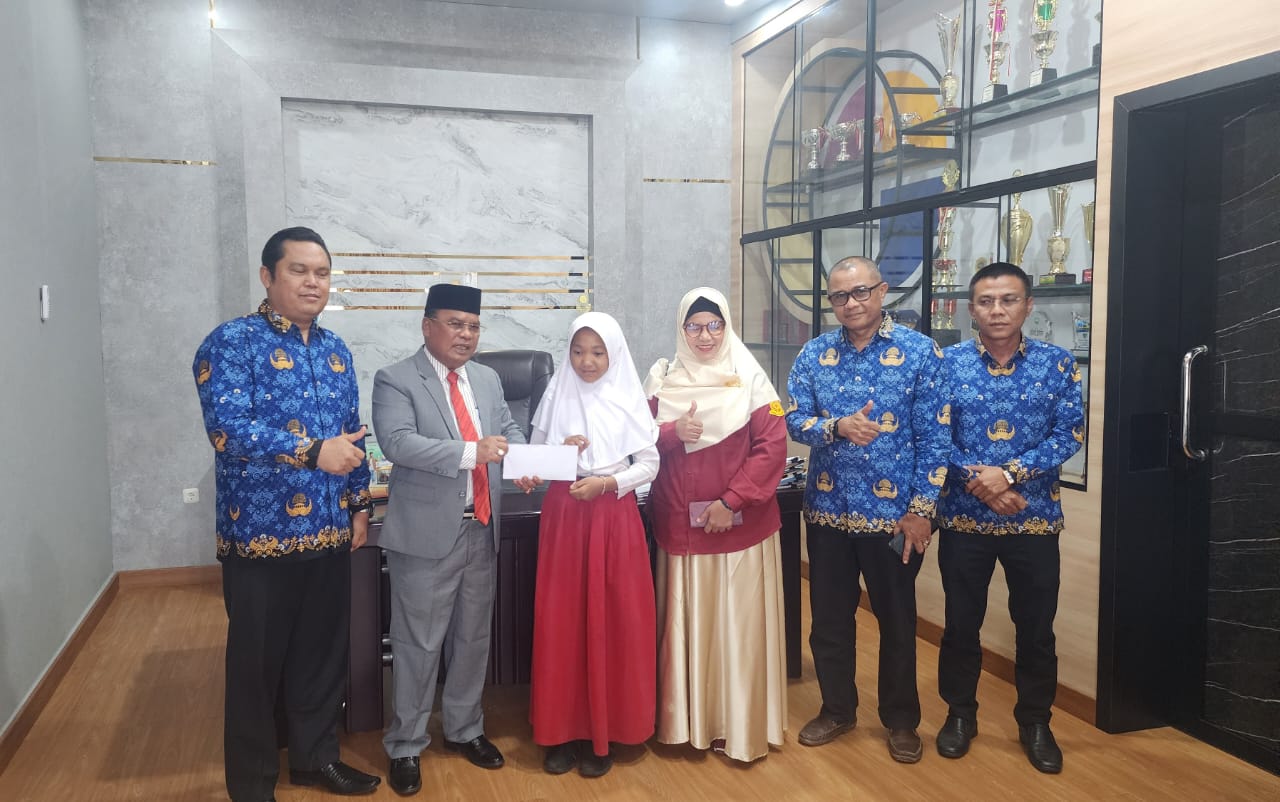 Kadisdikpora Kampar Aidil  Berikan Bonus Pada Aqila, Siswi SDN 001 Binamang Peraih Juara Nasional