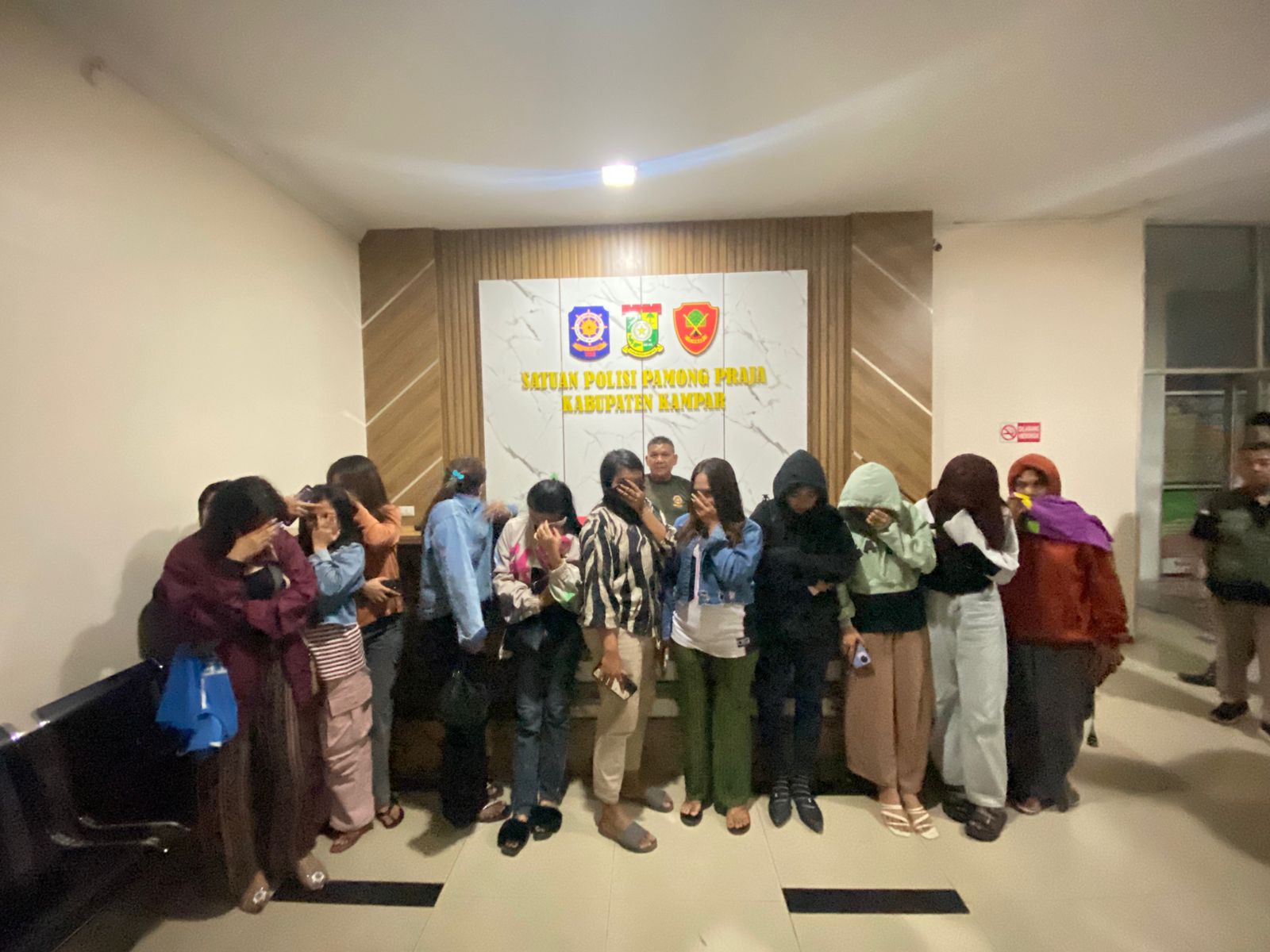 Patroli Penegakan Perda, Sat Pol PP kampar Temukan Sejumlah Kafe Remang-remang dan Amankan Belasan Wanita