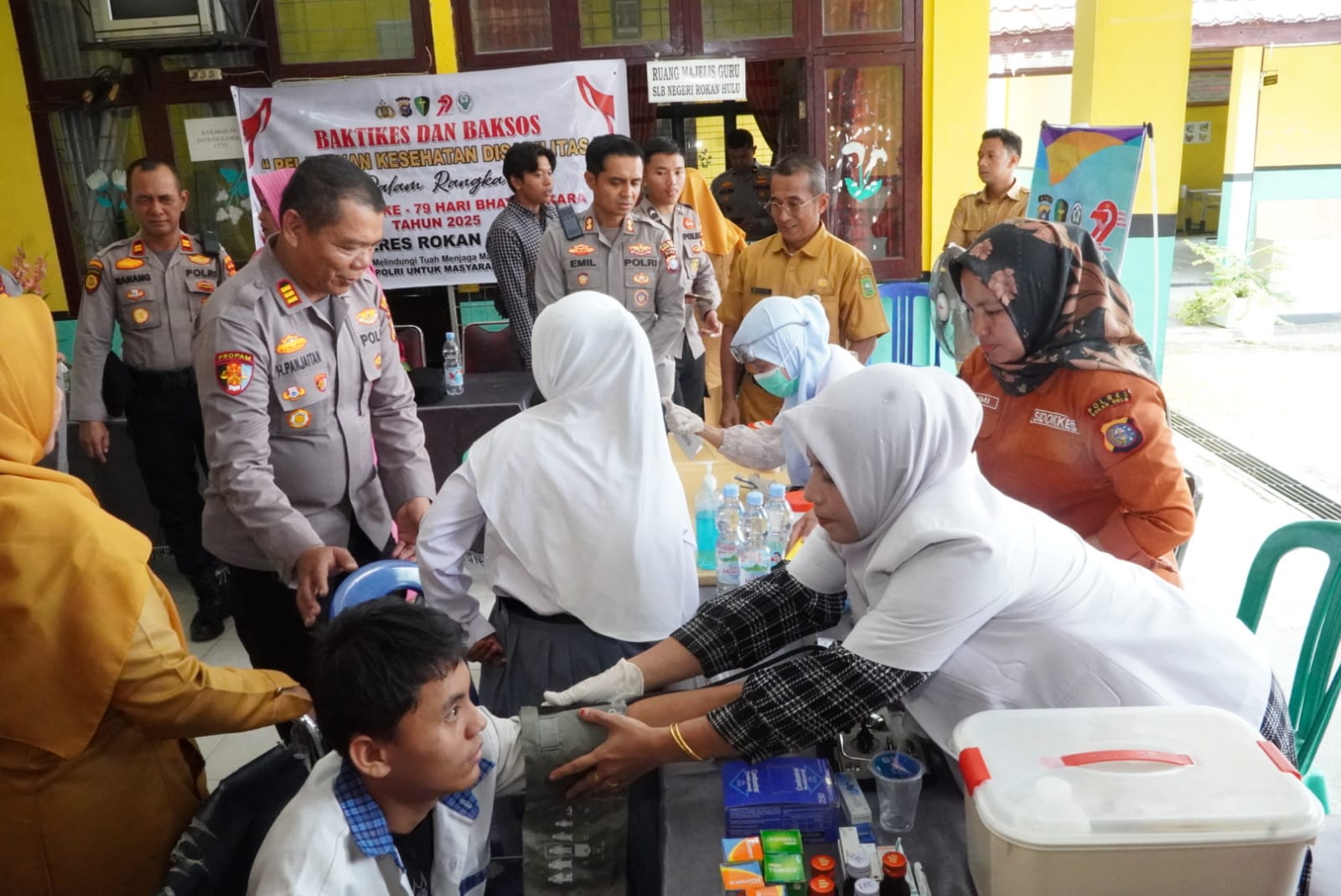 Polres Rohul Sambangi SLB Negeri, Bagikan Sembako dan Gelar Cek Kesehatan Gratis