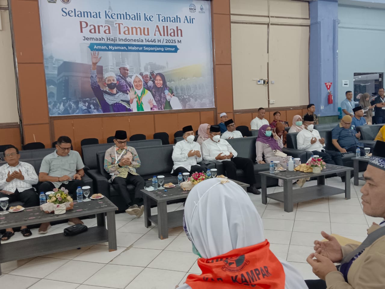 Bupati dan Kakan Kemenag Kampar Sambut Hangat Kepulangan Jemaah Haji Kloter 05 Debarkasi Batam