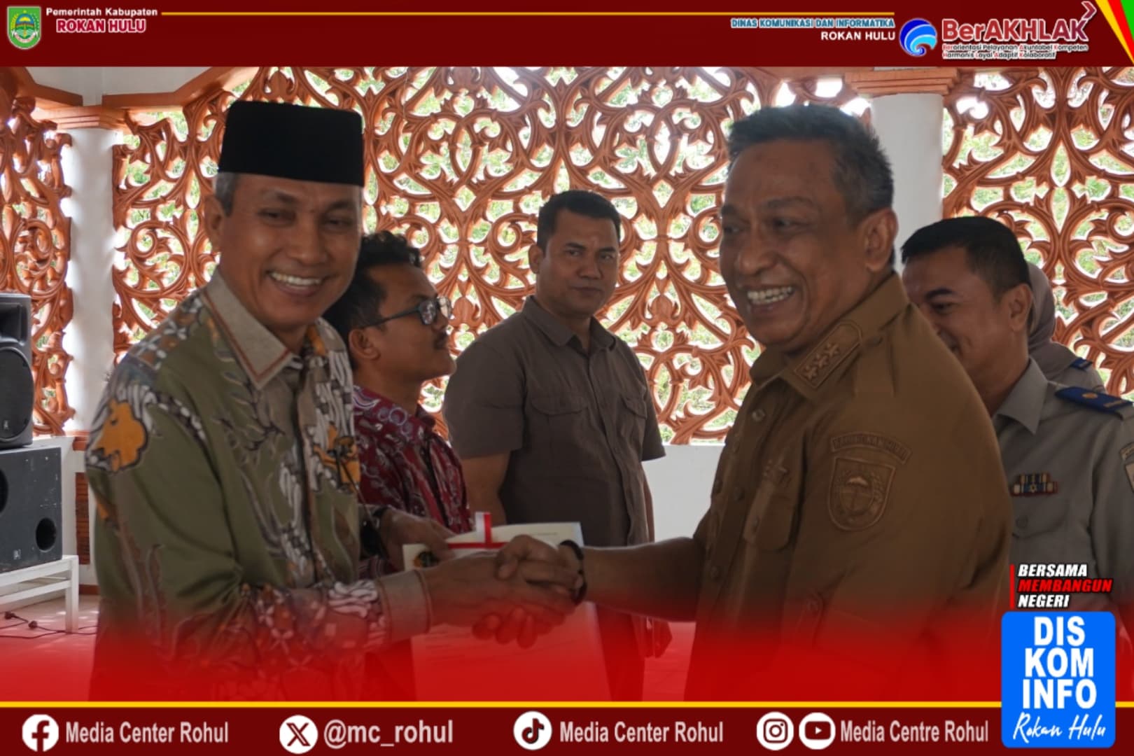Bupati Anton Bagikan Sertifikat Tanah Program PTSL dan Redistribusi Tahun Anggaran 2024