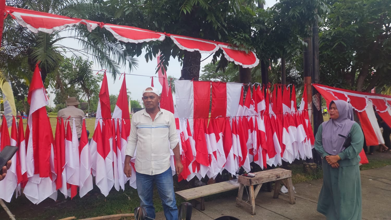Penjual Atribut Kemerdekaan di Kota Bangkinang Mengeluh Sepi Pembeli Jelang HUT RI ke-80