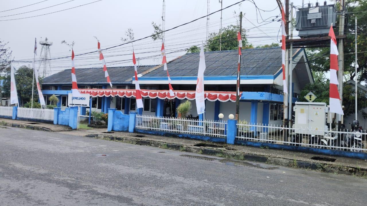 Rayakan Hari Kemerdekaan ke-80, Pelindo Tembilahan Pasang Atribut Merah Putih di Lingkungan Kantor