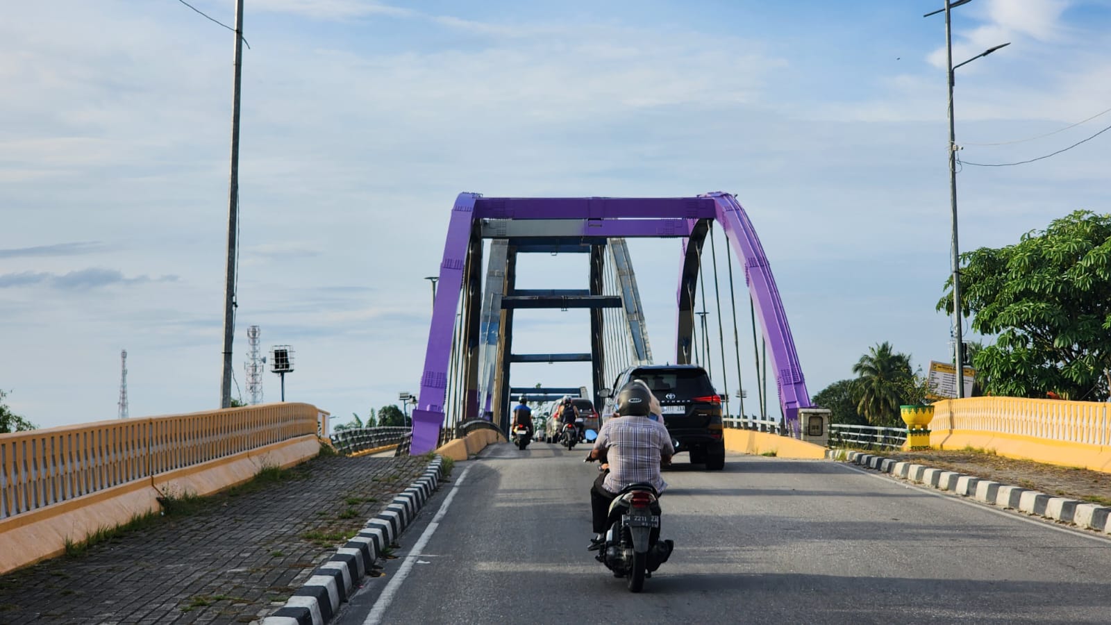 Jembatan Waterfront City Bangkinang Tampil Unik dengan Cat Warna Ungu, Ada Apa ?