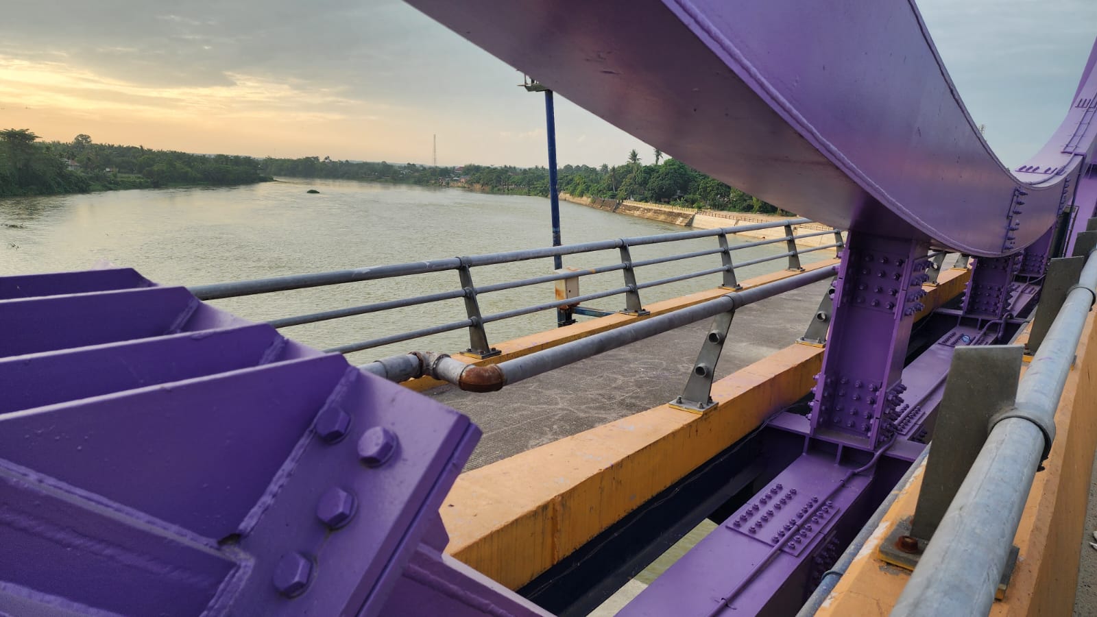 Besi Jembatan Waterfront City Raib Digondol Maling, PUPR Kampar Akan Turun Tangan Cek Keamanan Struktur