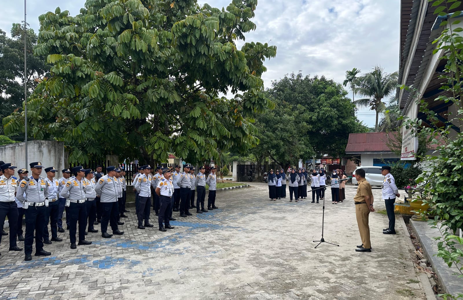 Tingkatkan Disiplin dan Kinerja ! Sekda Kampar Hambali Pimpin Apel Pagi di Dinas Perhubungan