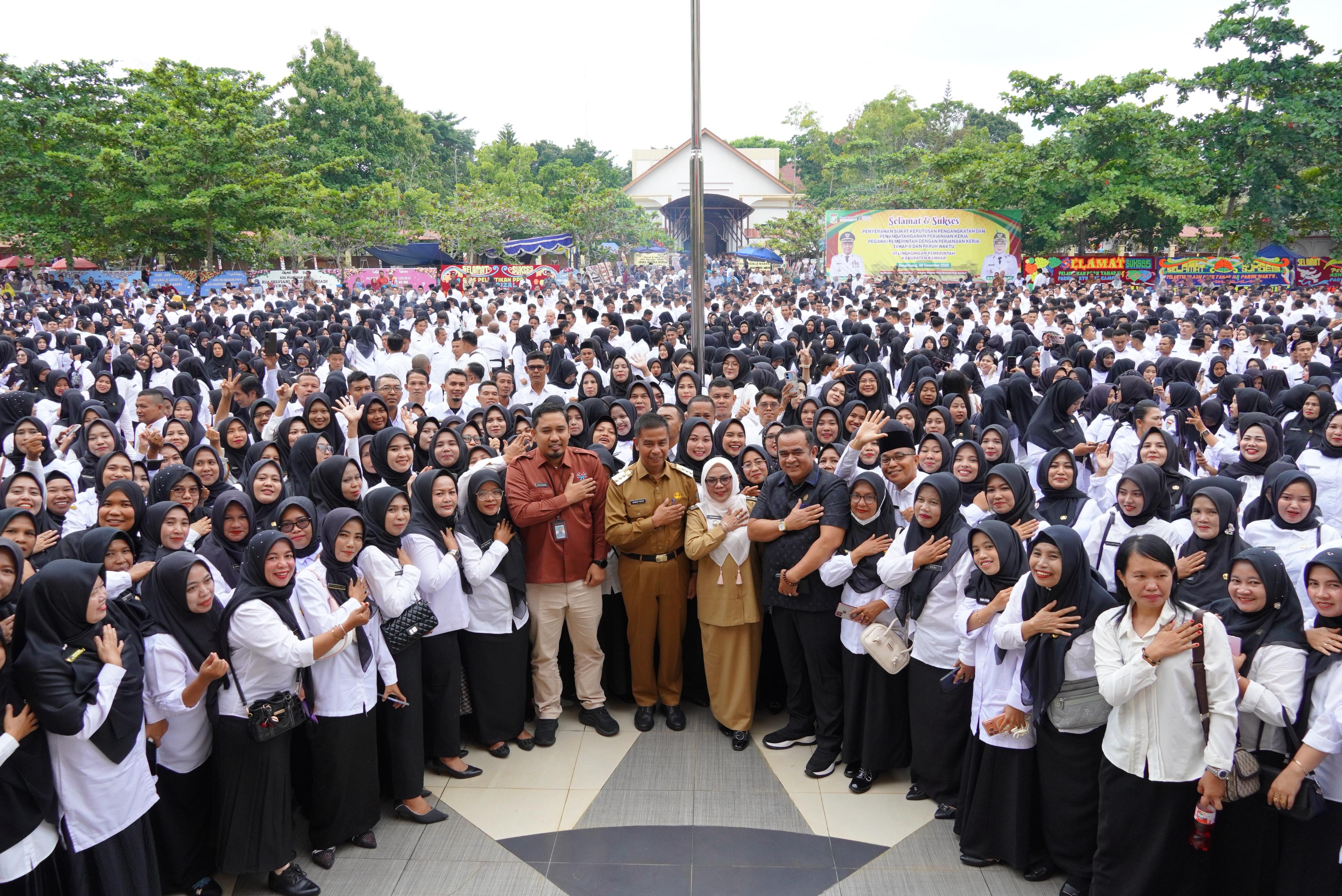 Bupati Kampar Serahkan SK PPPK Tahap II dan Paruh Waktu kepada 2.946 Pegawai