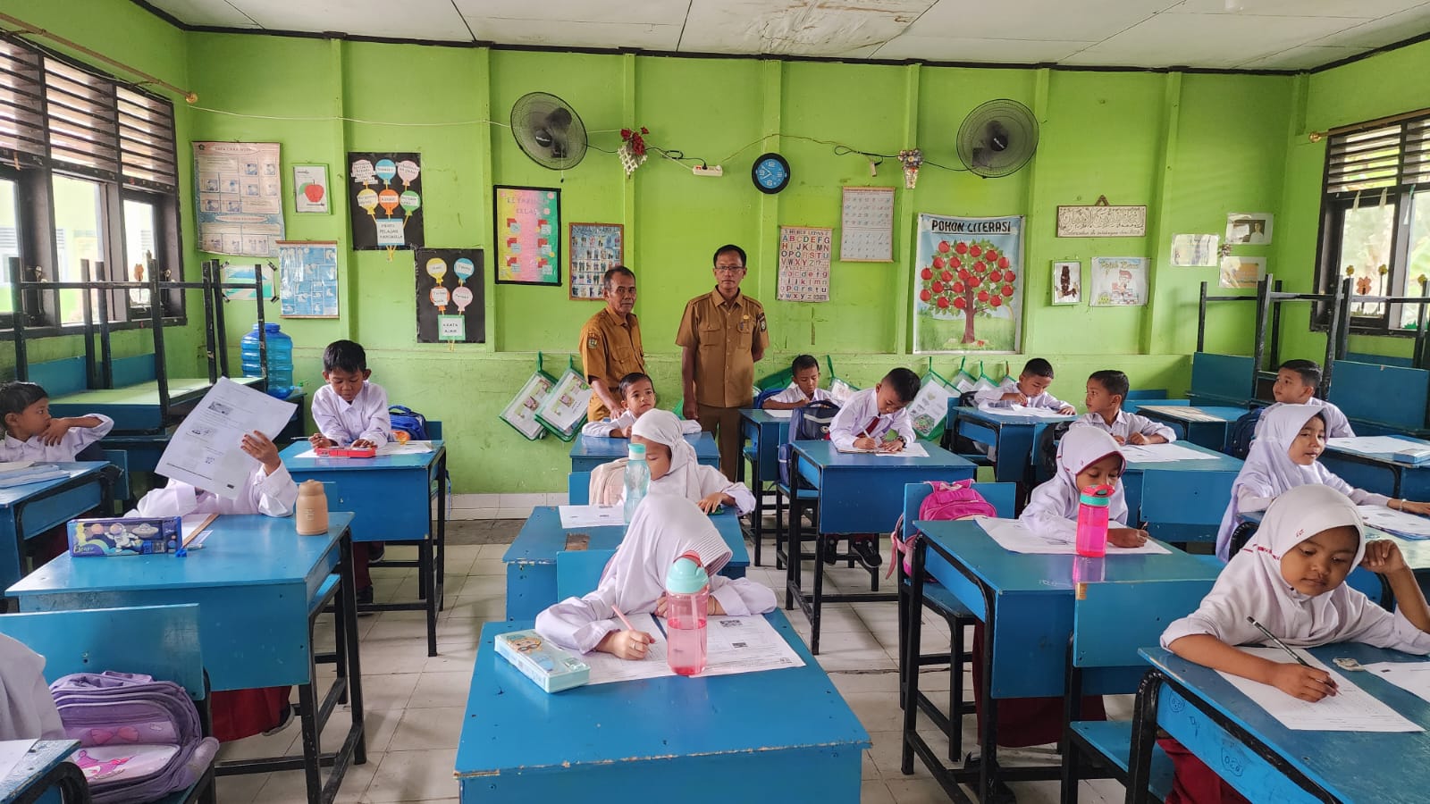 Pastikan Ujian Berjalan Lancar, Plt Kadisdikpora Kampar Kunjungi SDN 007 Pulau Lawas, Sekolah Merasa Terharu