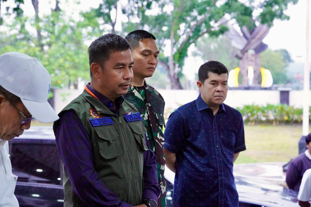 Bupati Kampar Antar Langsung Bantuan untuk Korban Banjir dan Longsor di Sumbar