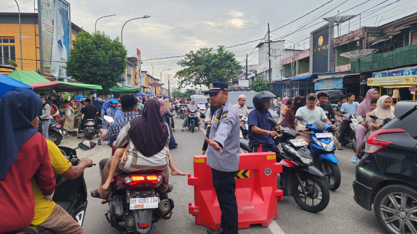 Hari Pertama Ramadhan Warga Kota Bangkinang Berburu Takjil, Dishub Pastikan Arus Lalu Lintas Tetap Tertib