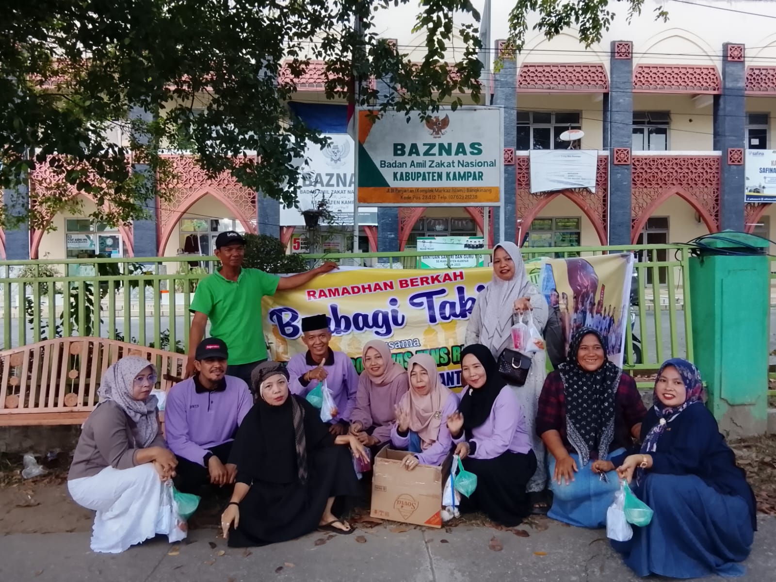 Komunitas RPDK Konco Lawas Bagikan Takjil dan Sembako, Azwir : Antusiasme Warga Jadi Penyemangat Kami