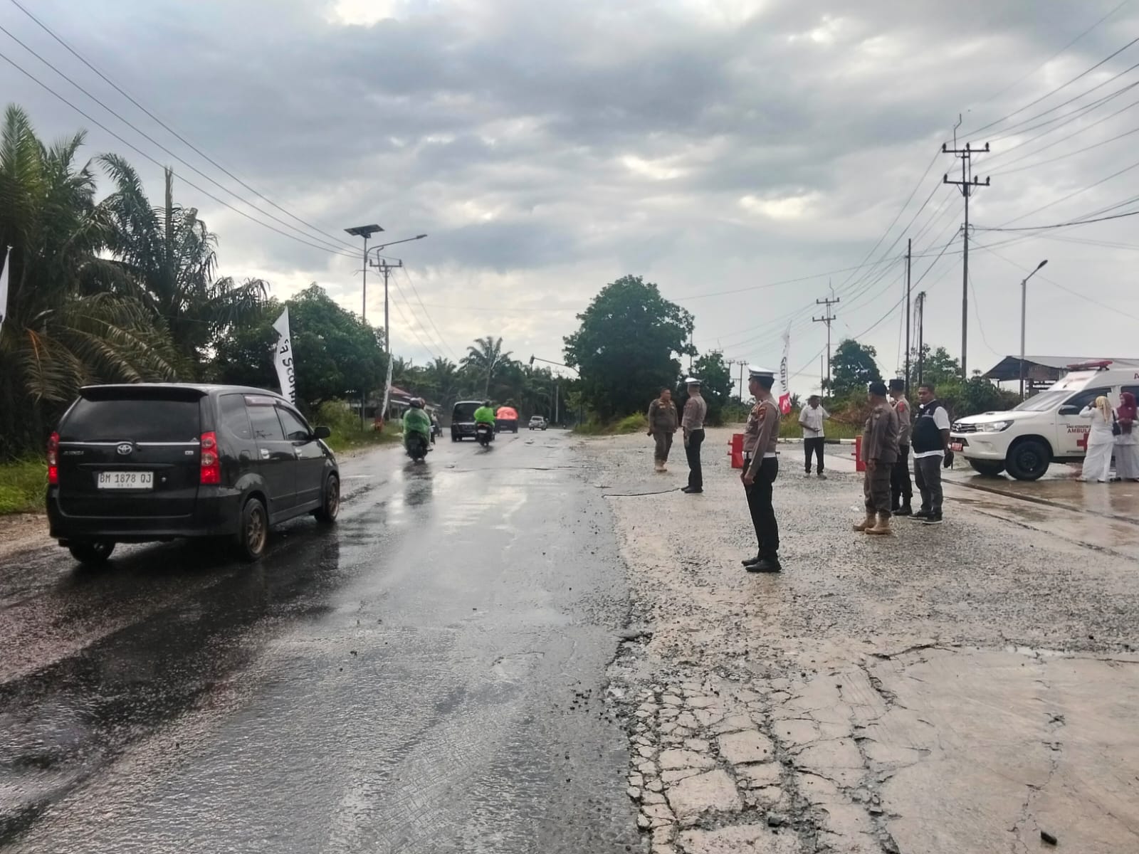 Personel Pos Pelayanan KM 100 Kampar Atur Lalin, Arus Mudik Padat Lancar