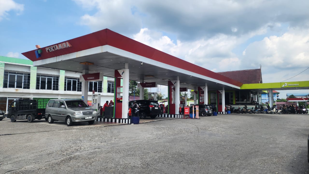 Pertalite Kosong, Warga Bangkinang Antre Berjam-jam di SPBU