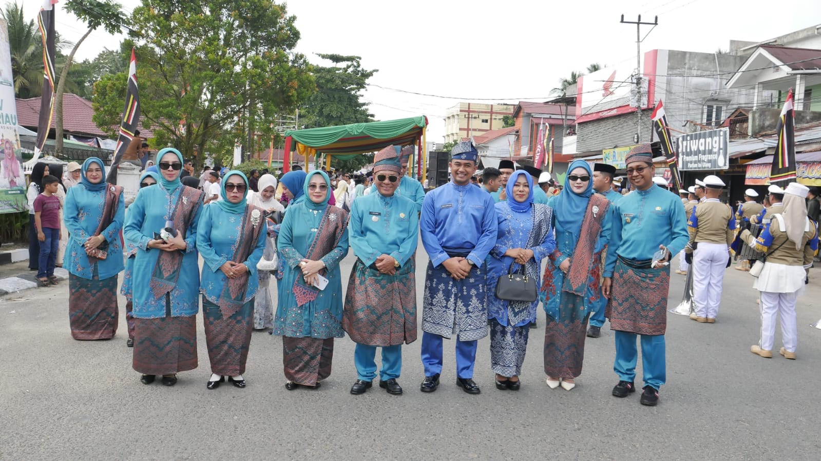 Bupati Bistamam Pimpin Kafilah Rohil Semarakkan Pawai Ta aruf MTQ XLIV Riau