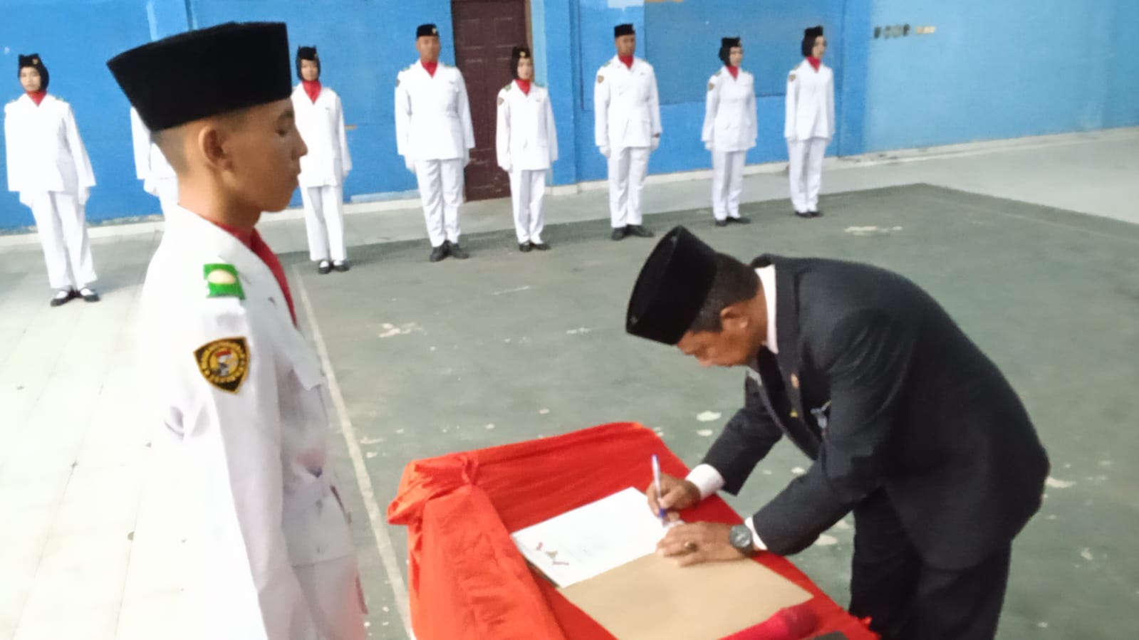 Camat Kampar Kiri Musnaini Kukuhkan 31 Paskibra, Tekankan Disiplin dan Keteladanan